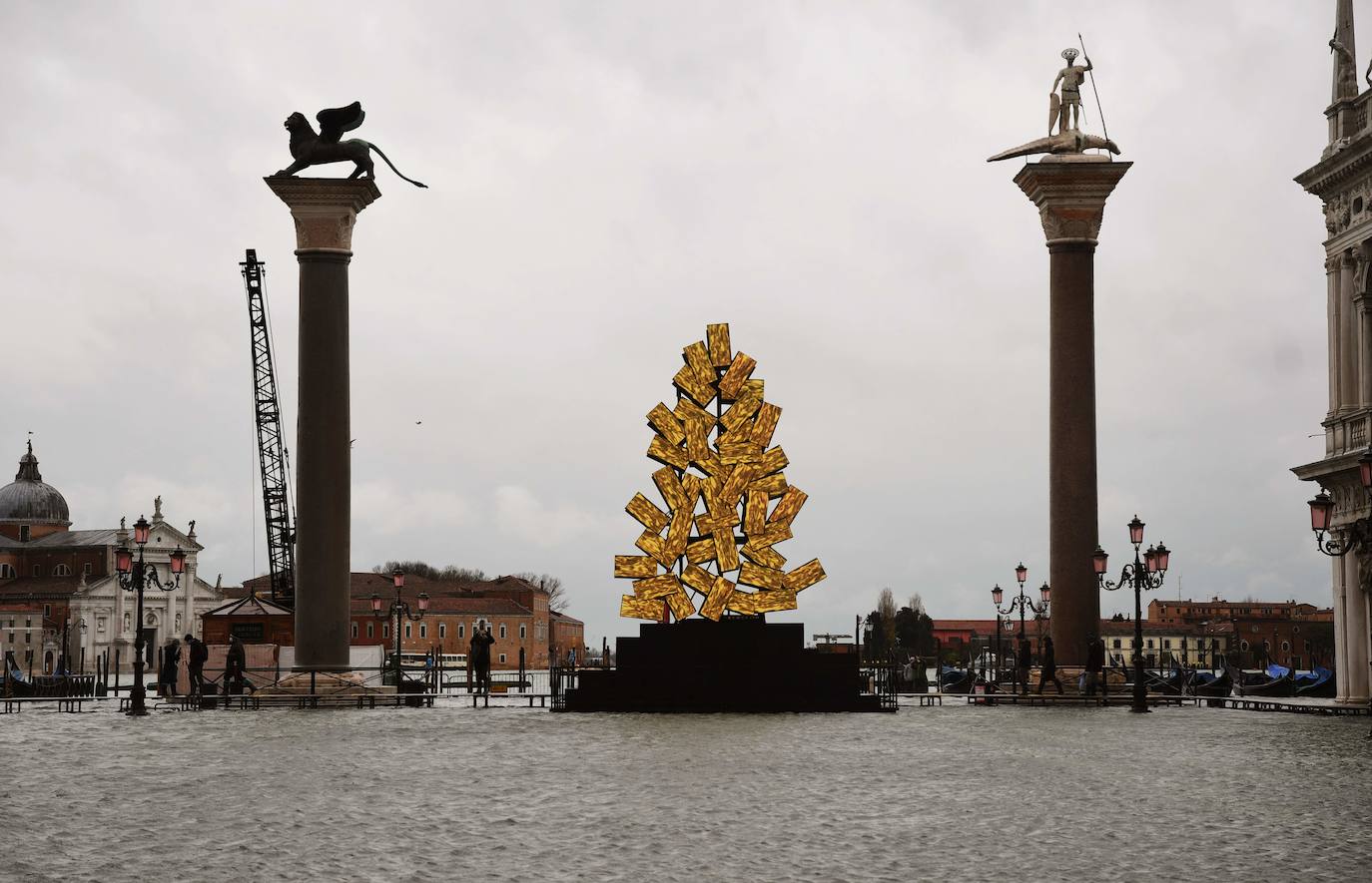 Las fuertes lluvias que azotan Italia han inundado parcialmente Venecia, que vive hoy un nuevo episodio de 'agua alta' sin que haya sido activado el MOSE, el sistema de diques construido para proteger la ciudad de estas subidas. La plaza de San Marcos y el centro histórico de la ciudad están anegados. 