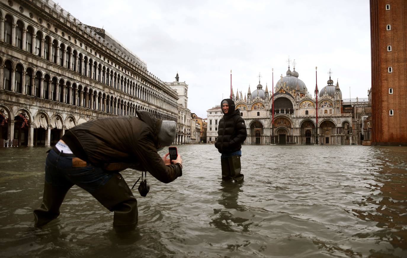 Las fuertes lluvias que azotan Italia han inundado parcialmente Venecia, que vive hoy un nuevo episodio de 'agua alta' sin que haya sido activado el MOSE, el sistema de diques construido para proteger la ciudad de estas subidas. La plaza de San Marcos y el centro histórico de la ciudad están anegados. 