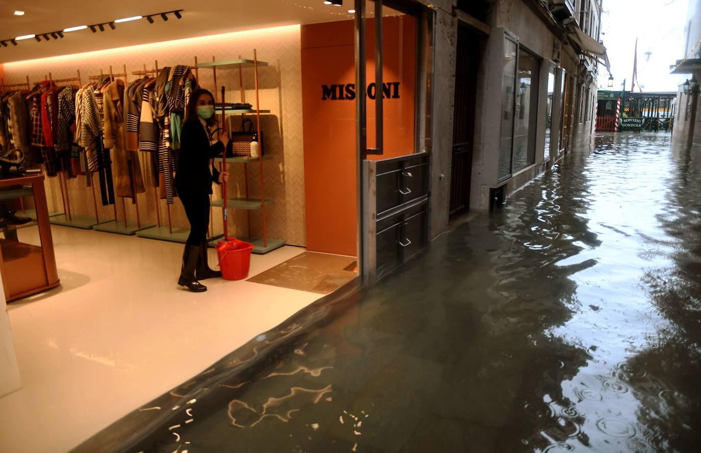 Las fuertes lluvias que azotan Italia han inundado parcialmente Venecia, que vive hoy un nuevo episodio de 'agua alta' sin que haya sido activado el MOSE, el sistema de diques construido para proteger la ciudad de estas subidas. La plaza de San Marcos y el centro histórico de la ciudad están anegados. 