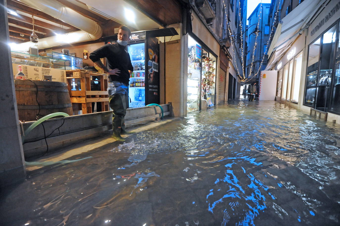 Las fuertes lluvias que azotan Italia han inundado parcialmente Venecia, que vive hoy un nuevo episodio de 'agua alta' sin que haya sido activado el MOSE, el sistema de diques construido para proteger la ciudad de estas subidas. La plaza de San Marcos y el centro histórico de la ciudad están anegados. 