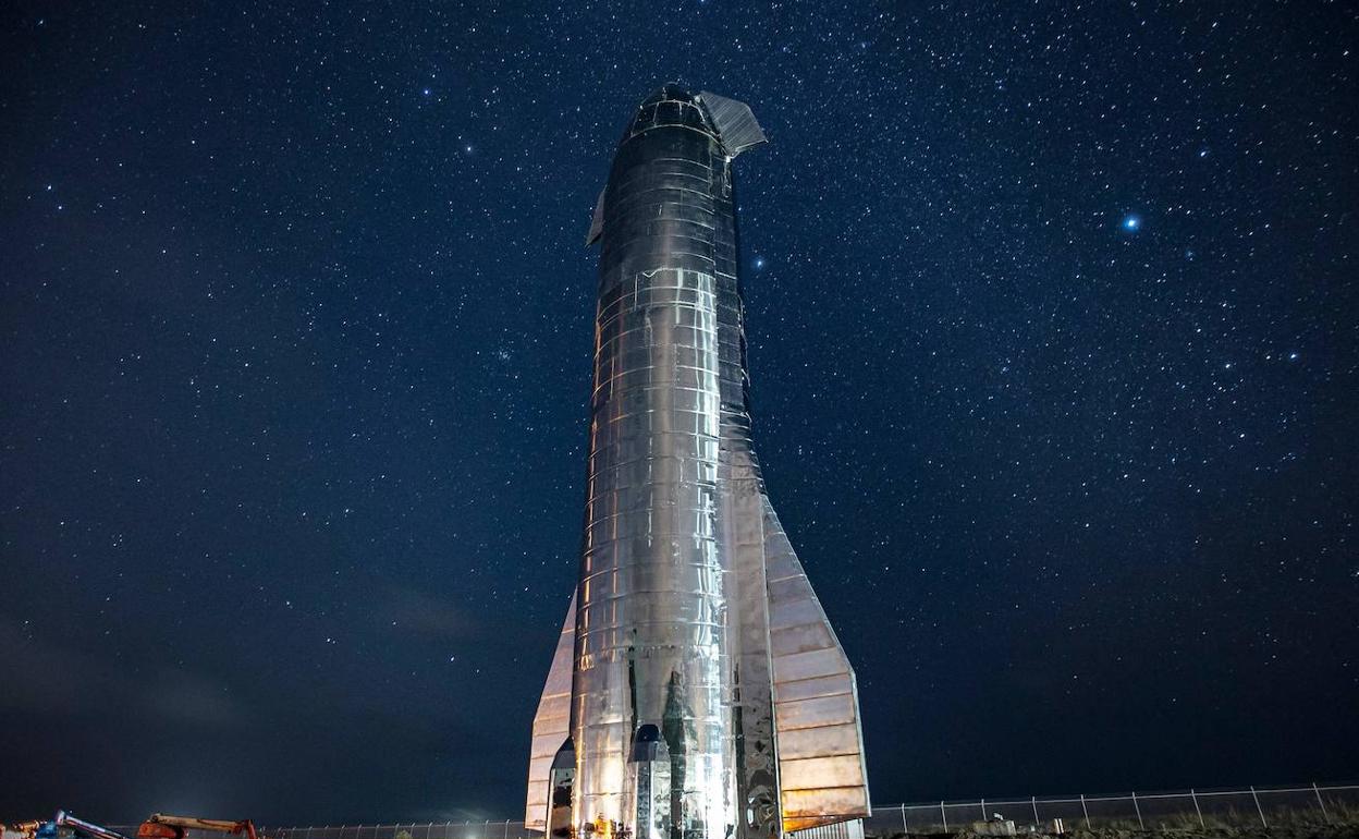 Prototipo de la nave espacial SpaceX en las instalaciones de lanzamiento de la compañía en Texas. 