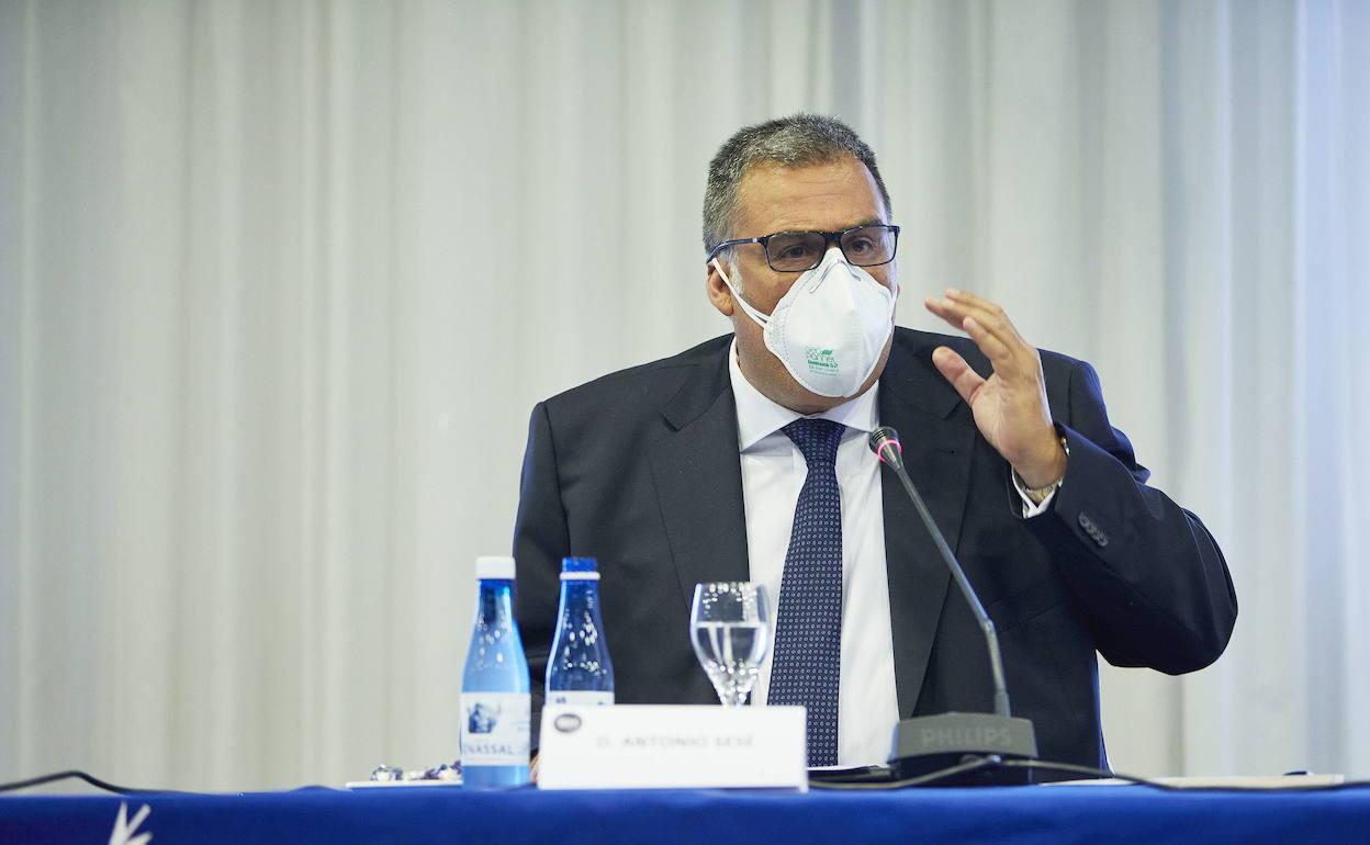 Antonio Sesé, durante la rueda de prensa de presentación de su querella contra la gestión de Meriton