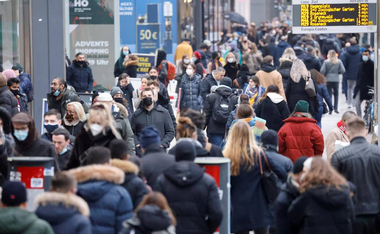 Ciudadanos alemanes pasean por una zona comercial de Berlín. 