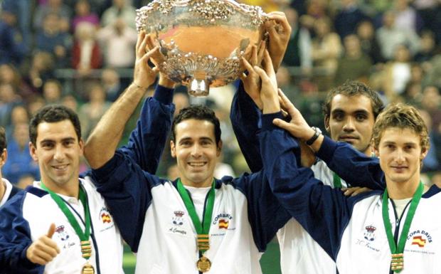 Albert Costa, álex Corretja, Joan Baldells y un jovencísimo Juan Carlos Ferrero alzan la Copa Davis en el Palau Sant Jordi. 