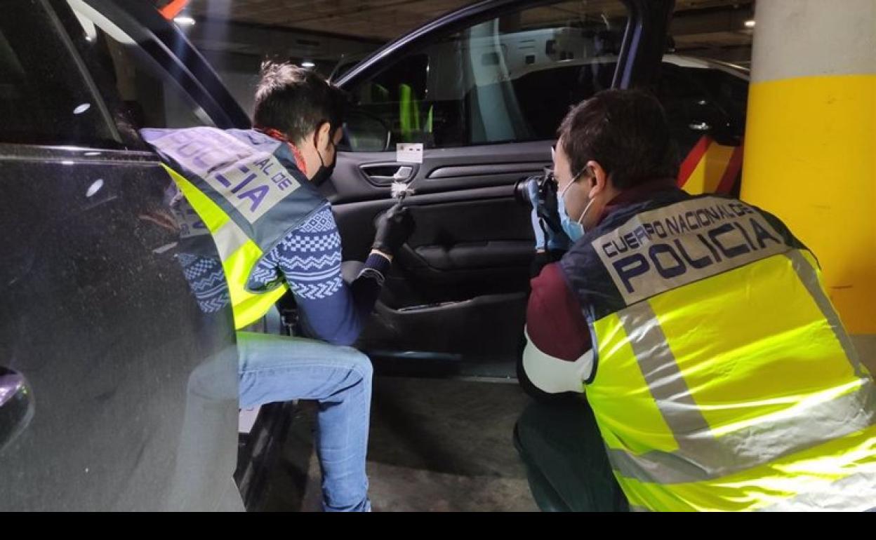 Los agentes comprueban si hay restos con pruebas biológicas en uno de los vehículos. 