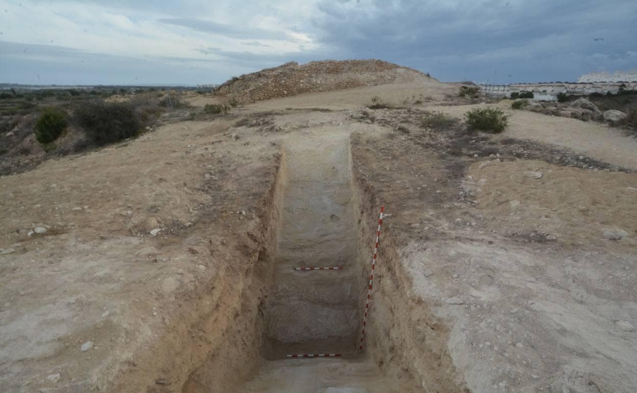 Imagen del foso del yacimiento fenicio encontrado en Guardamar.