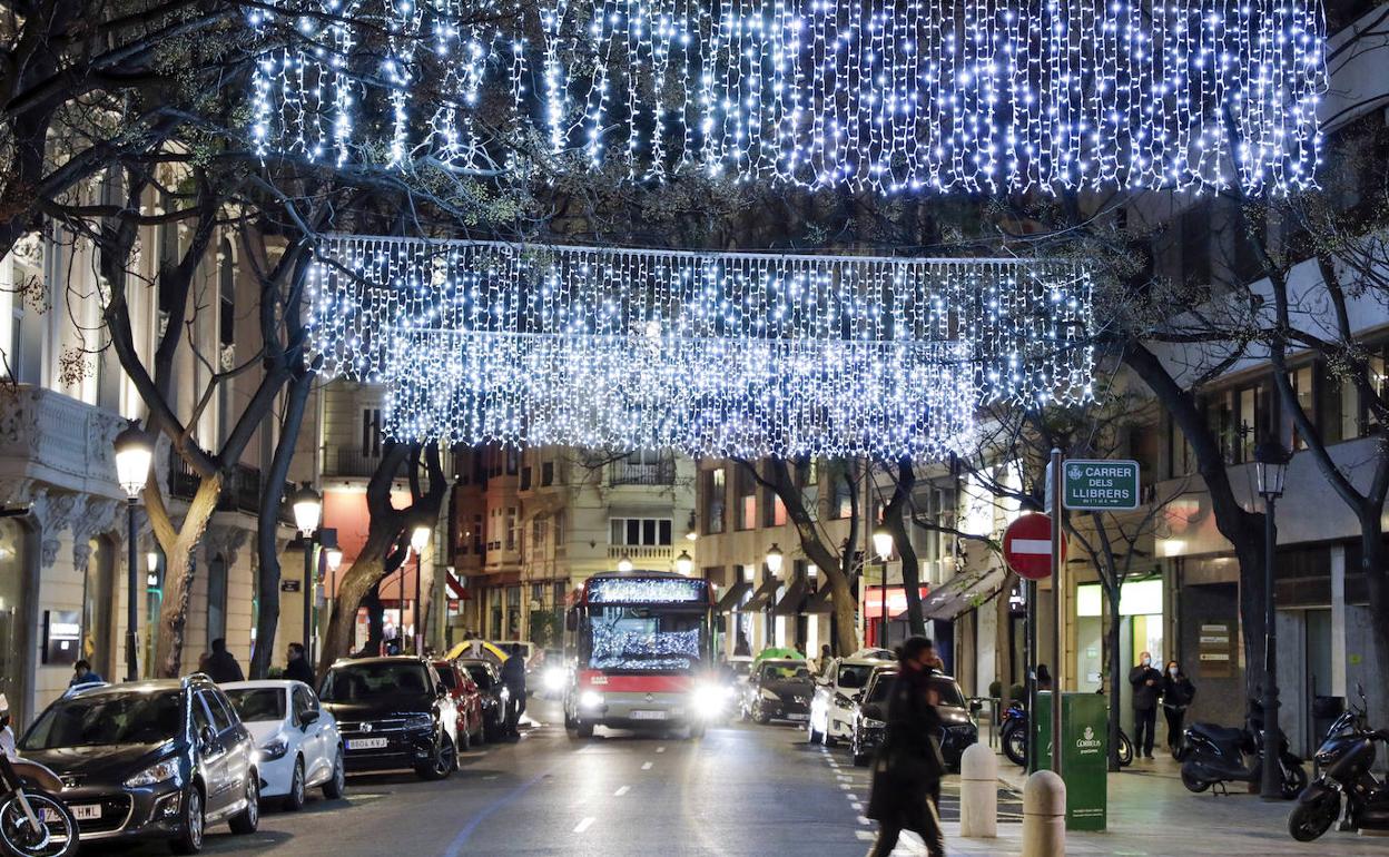 Calle de Valencia con las luces de Navidad. 