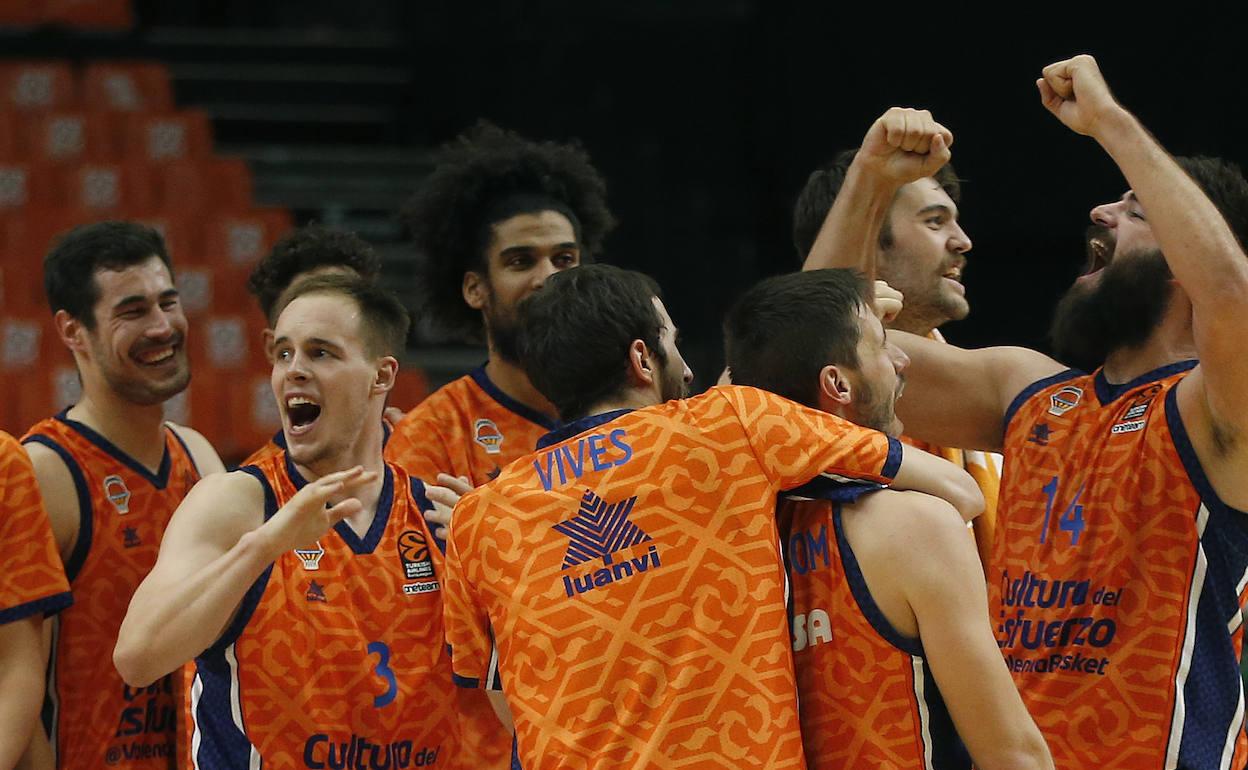 Los jugadores del Valencia Basket celebran la victoria ante el Maccabi.