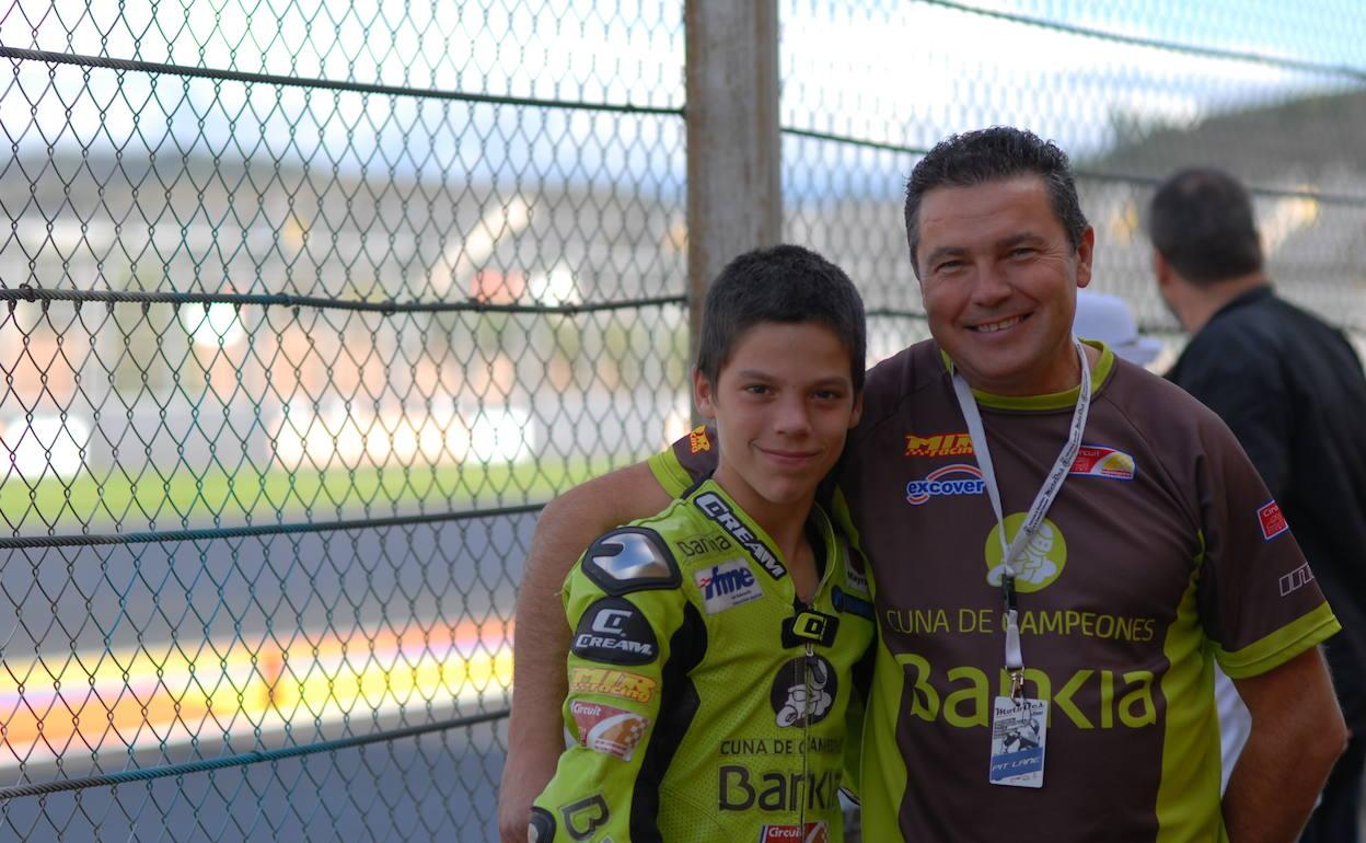 Julián Miralles, junto a Joan Mir en una foto de archivo. El balear se ha proclamado este año ganador de MotoGP.