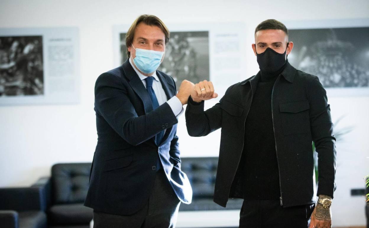 Quico Catalán junto a Roger Martí tras la firma de la renovación. 