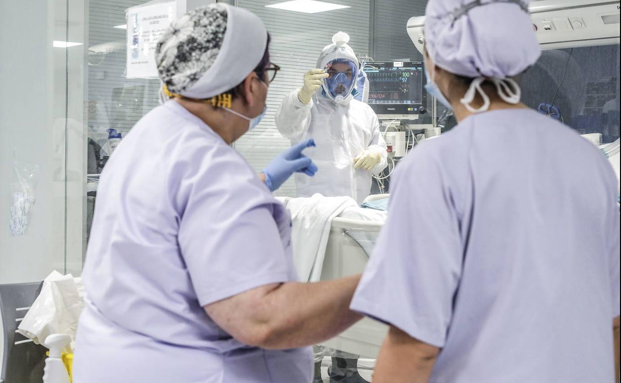 Sanitarios del hospital Arnau de Vilanova en Valencia.