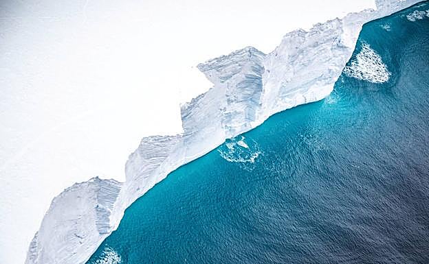Imagen principal - Un enorme iceberg amenaza con chocar contra el mayor refugio de pingüinos rey del planeta