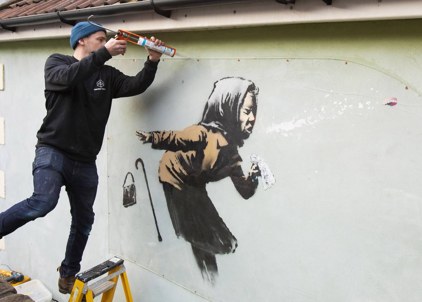 Bristol ha amanecido con una sorpresa: un nuevo mural del popular y misterioso artista urbano Banksy. La pintura titulada 'Aachoo!!' representa a una anciana estornudando, con su dentadura postiza volando, y apareció en la calle Vale Street durante la madrugada del jueves. 