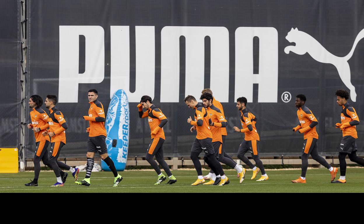 Los jugadores del Valencia, durante el entrenamiento de ayer en Paterna.