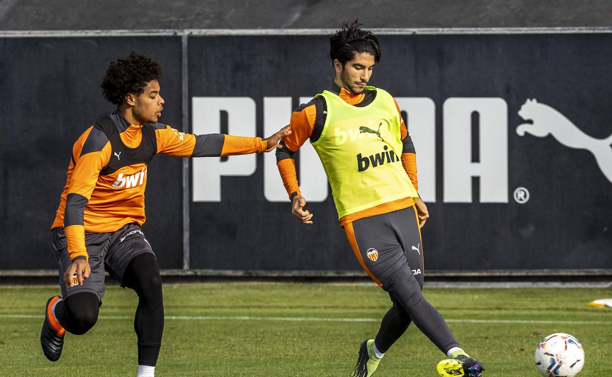 Carlos Soler, durante el entrenamiento de ayer en Paterna. 