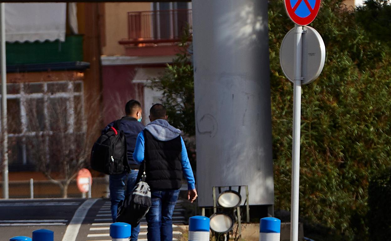 Tres de los inmigrantes que viajaron hoy de Lanzarote a Valencia. 