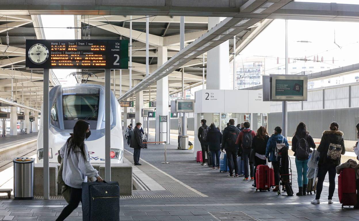 Pasajeros en la estación de Joaquín Sorolla en Valencia. 