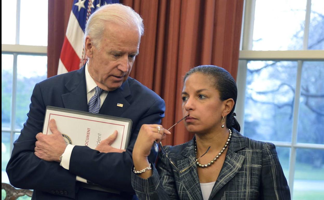 Joe Biden y la exasesora de seguridad nacional Susan Rice, juntos en el Despacho Oval en abril de 2015.