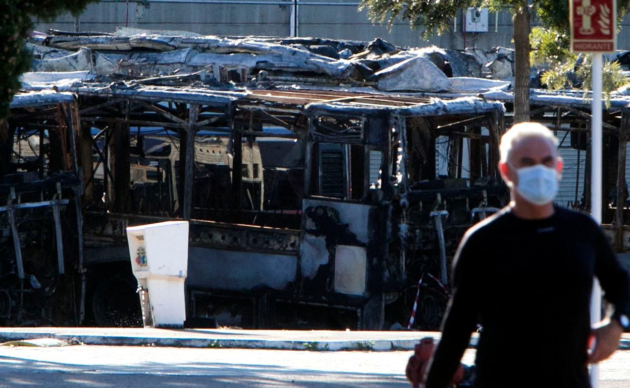 Autobuses calcinados en las cocheras de San Isidro.