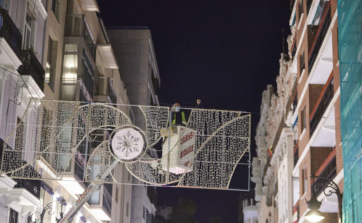 Ribó amplía la iluminación en plena campaña navideña por la presión del comercio