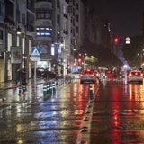 Una calle de Valencia sin luces navideñas. 