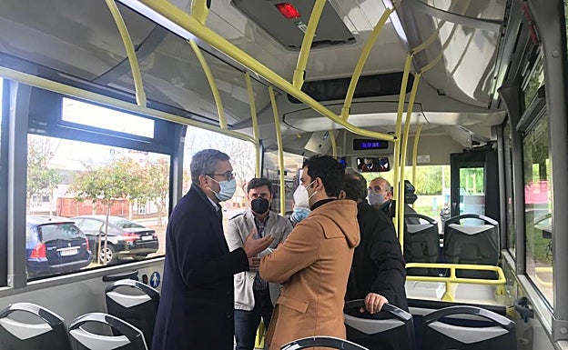 Galería. Arcadi España y Juan Antonio Sagredo, en el autobús. 