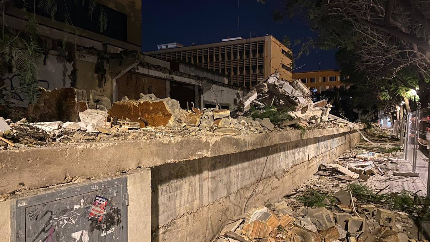 La Conselleria de Sanidad ha iniciado ya los derribos de la antigua escuela de agrónomos de Valencia, fase previa a la ampliación del Hospital Clínico. Fuentes de Urbanismo del ayuntamiento de Valencia explicaron ayer que estas dependencias no cuentan con ningún nivel de protección patriomonial. No sucede lo mismo con el edificio de la Facultad de Agrónomos, que sí está protegido y será rehabilitado dentro del plan para la citada mejora del centro sanitario.