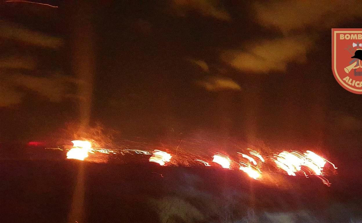 Los bomberos han empleado cinco horas en poder extinguir el incendio. 