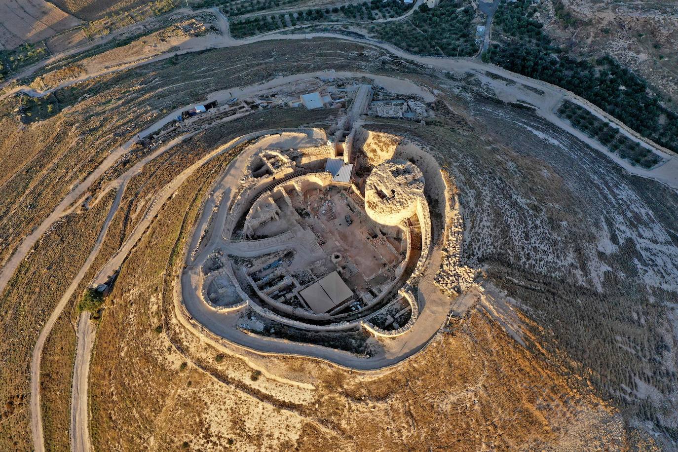 Herodión (o Herodium) es un sitio arqueológico y turístico situado entre Jerusalén y la ciudad palestina de Belén, en una zona que se encuentra bajo control civil y militar israelí. En esta montaña, el rey Herodes El Grande -padre del rey Herodes Antipas- ordenó le construyeran un palacio-fortaleza donde a su muerte sería enterrado. Desde este domingo, los nuevos tesoros de su interior que han sido desenterrados por arqueólogos israelíes se mostrarán al público. 