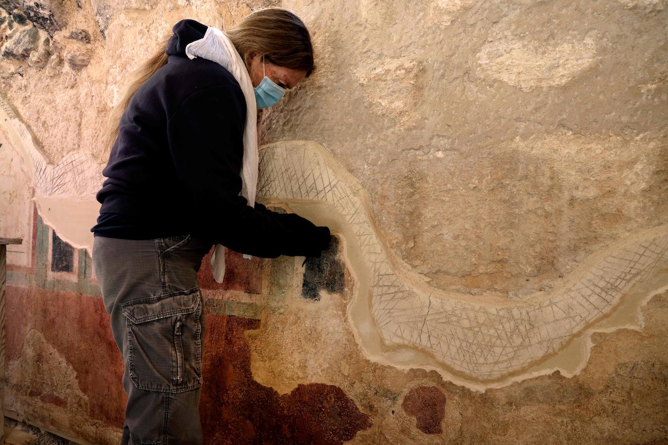 Herodión (o Herodium) es un sitio arqueológico y turístico situado entre Jerusalén y la ciudad palestina de Belén, en una zona que se encuentra bajo control civil y militar israelí. En esta montaña, el rey Herodes El Grande -padre del rey Herodes Antipas- ordenó le construyeran un palacio-fortaleza donde a su muerte sería enterrado. Desde este domingo, los nuevos tesoros de su interior que han sido desenterrados por arqueólogos israelíes se mostrarán al público. 