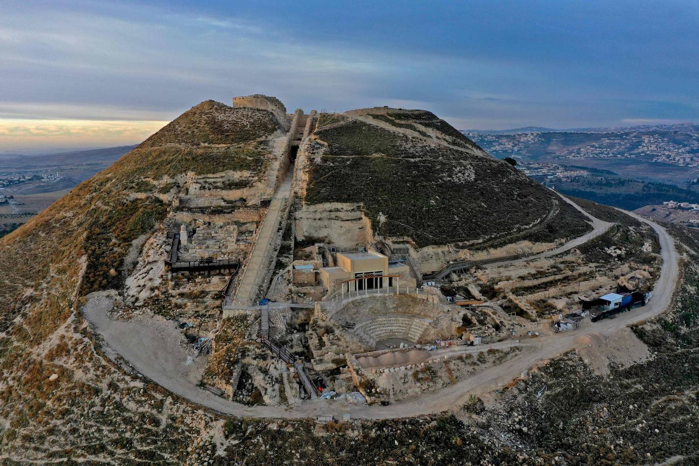 Herodión (o Herodium) es un sitio arqueológico y turístico situado entre Jerusalén y la ciudad palestina de Belén, en una zona que se encuentra bajo control civil y militar israelí. En esta montaña, el rey Herodes El Grande -padre del rey Herodes Antipas- ordenó le construyeran un palacio-fortaleza donde a su muerte sería enterrado. Desde este domingo, los nuevos tesoros de su interior que han sido desenterrados por arqueólogos israelíes se mostrarán al público. 