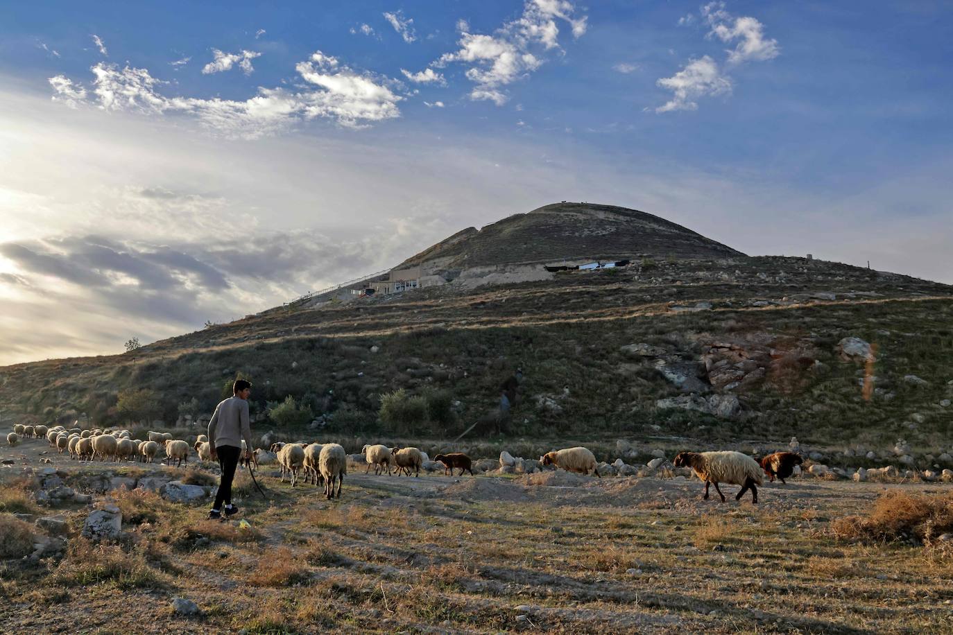 Herodión (o Herodium) es un sitio arqueológico y turístico situado entre Jerusalén y la ciudad palestina de Belén, en una zona que se encuentra bajo control civil y militar israelí. En esta montaña, el rey Herodes El Grande -padre del rey Herodes Antipas- ordenó le construyeran un palacio-fortaleza donde a su muerte sería enterrado. Desde este domingo, los nuevos tesoros de su interior que han sido desenterrados por arqueólogos israelíes se mostrarán al público. 