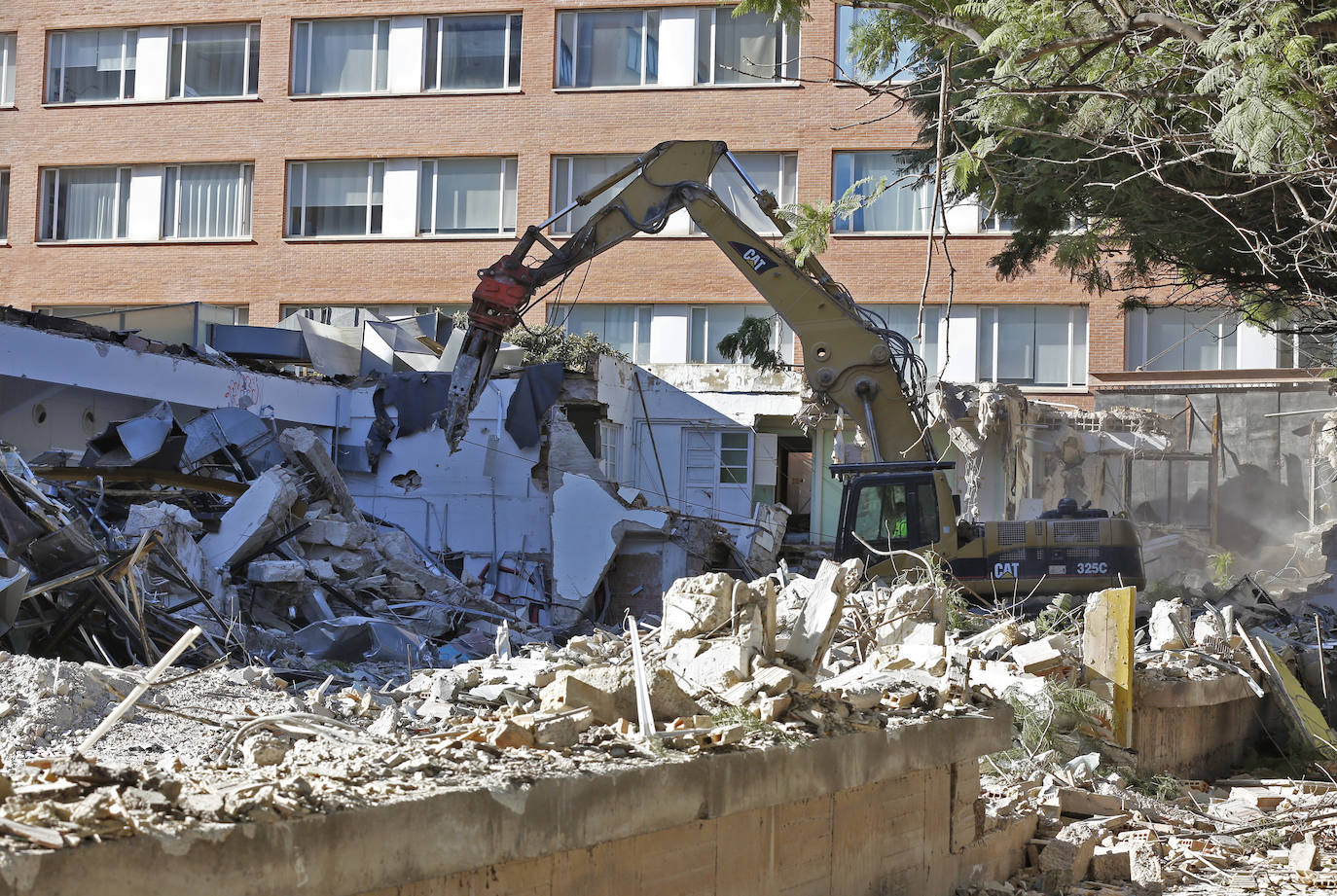 La Conselleria de Sanidad ha iniciado ya los derribos de la antigua escuela de agrónomos de Valencia, fase previa a la ampliación del Hospital Clínico. Fuentes de Urbanismo del ayuntamiento de Valencia explicaron ayer que estas dependencias no cuentan con ningún nivel de protección patriomonial. No sucede lo mismo con el edificio de la Facultad de Agrónomos, que sí está protegido y será rehabilitado dentro del plan para la citada mejora del centro sanitario.