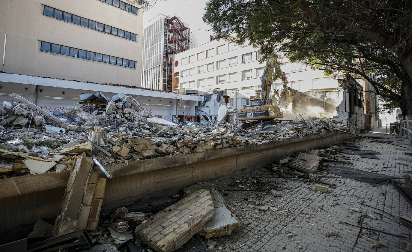 La Conselleria de Sanidad ha iniciado ya los derribos de la antigua escuela de agrónomos de Valencia, fase previa a la ampliación del Hospital Clínico. Fuentes de Urbanismo del ayuntamiento de Valencia explicaron ayer que estas dependencias no cuentan con ningún nivel de protección patriomonial. No sucede lo mismo con el edificio de la Facultad de Agrónomos, que sí está protegido y será rehabilitado dentro del plan para la citada mejora del centro sanitario.