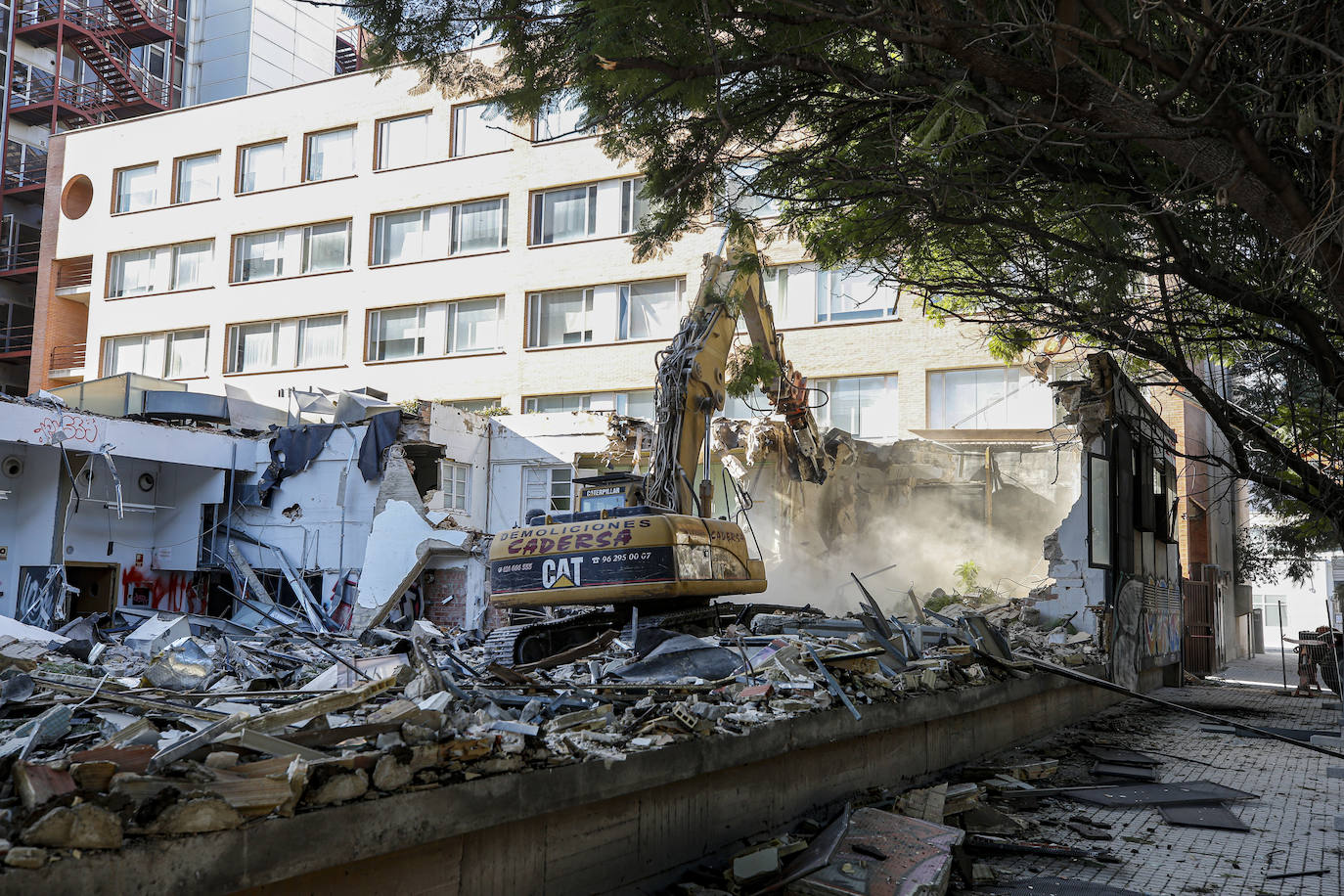 La Conselleria de Sanidad ha iniciado ya los derribos de la antigua escuela de agrónomos de Valencia, fase previa a la ampliación del Hospital Clínico. Fuentes de Urbanismo del ayuntamiento de Valencia explicaron ayer que estas dependencias no cuentan con ningún nivel de protección patriomonial. No sucede lo mismo con el edificio de la Facultad de Agrónomos, que sí está protegido y será rehabilitado dentro del plan para la citada mejora del centro sanitario.