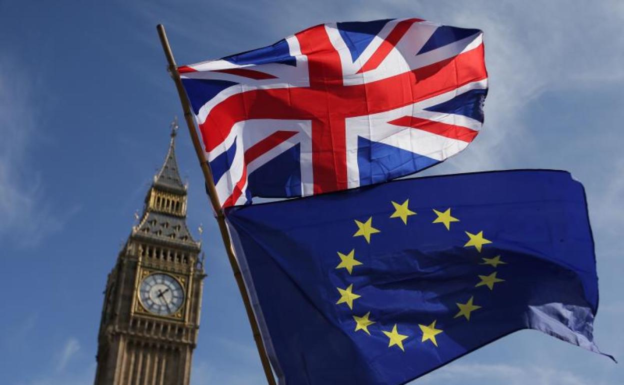 Las banderas de Reino Unido y la UE frente al Parlamento británico en Londres. 