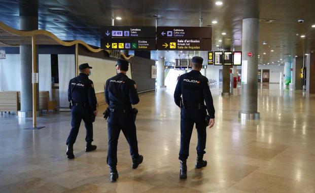 Agentes de la Policía Nacional en el Aeropuerto de Manises.