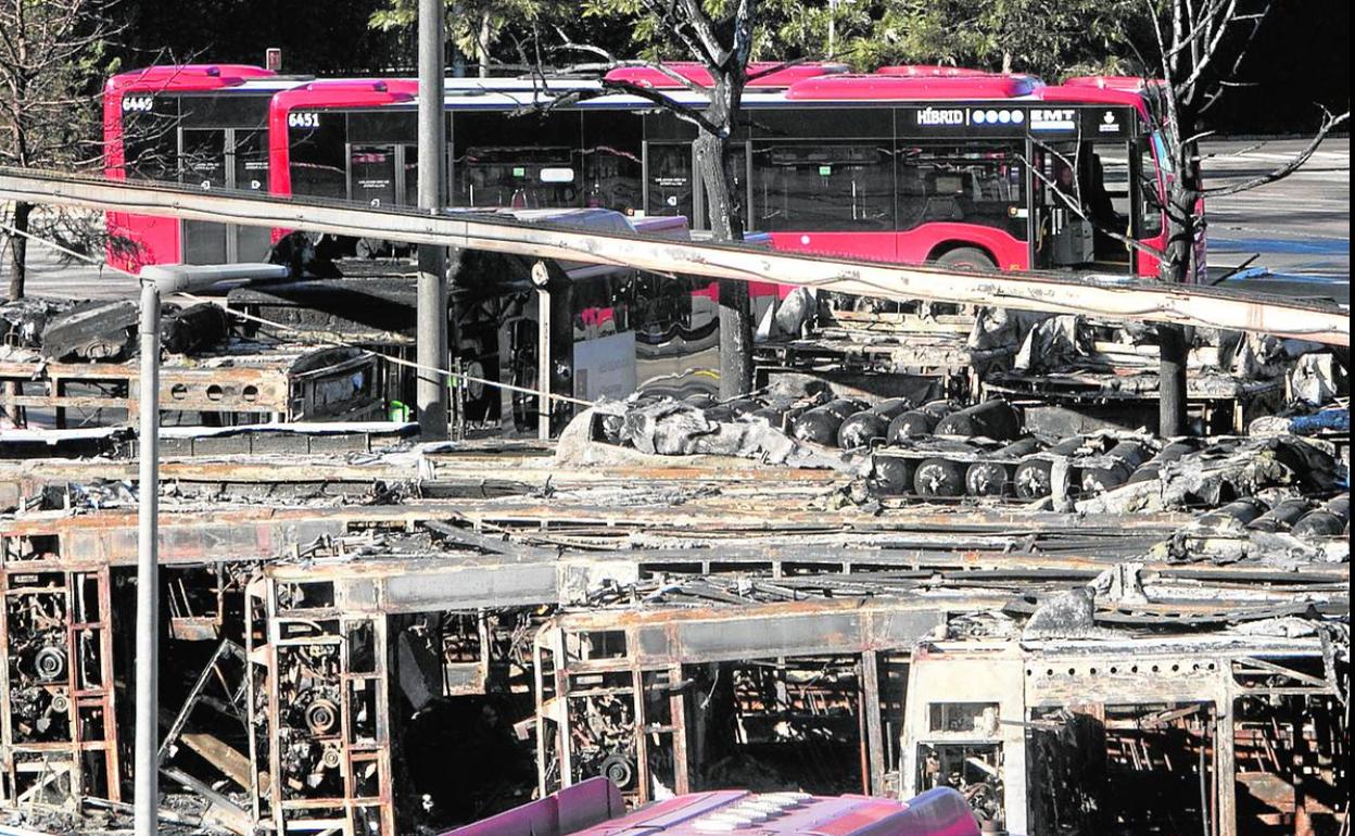 Los autobuses calcinados en el incendio, en las cocheras de San Isidro.