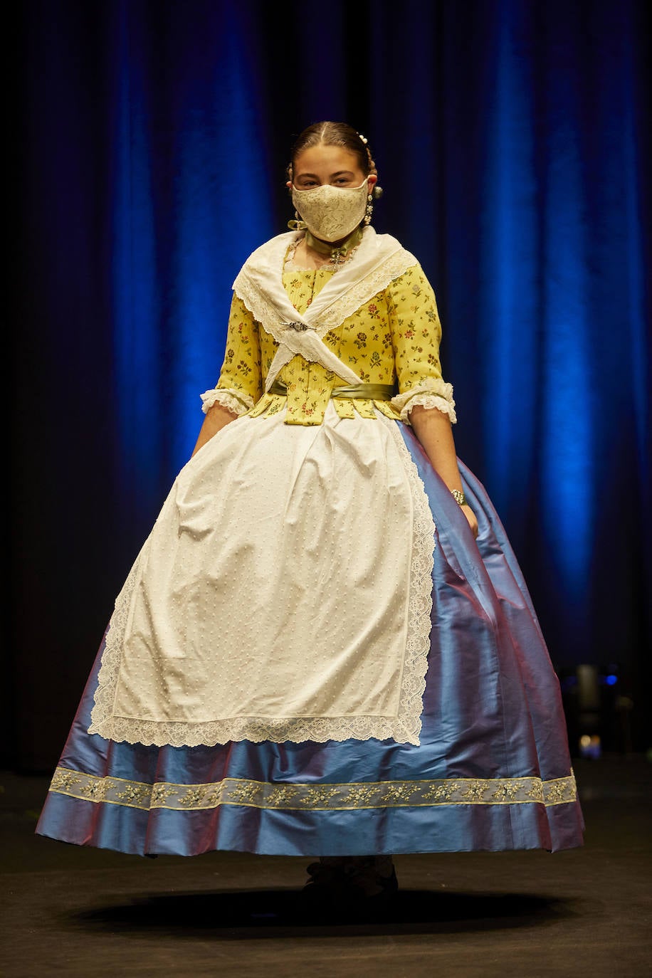 Los falleros y amantes de las tradiciones han revivido este fin de semana su pasión por la fiesta, ya que el Palacio de Congresos ha acogido la celebración del IV aniversario de la declaración de las Fallas como Patrimonio Inmaterial de la Humanidad. Este domingo, la pasarela se ha llenado de color con el Desfile de indumentaria fallera. 