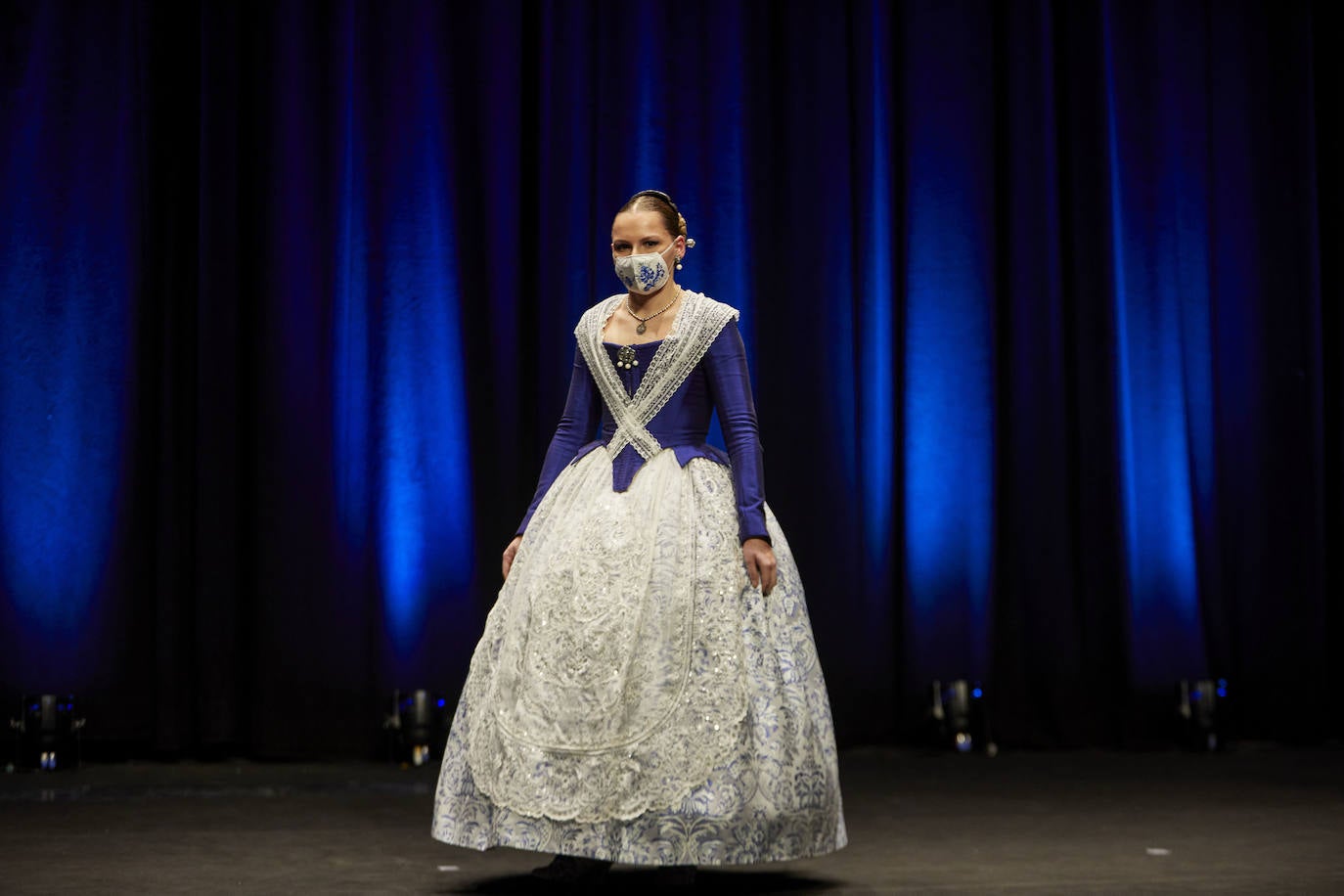 Los falleros y amantes de las tradiciones han revivido este fin de semana su pasión por la fiesta, ya que el Palacio de Congresos ha acogido la celebración del IV aniversario de la declaración de las Fallas como Patrimonio Inmaterial de la Humanidad. Este domingo, la pasarela se ha llenado de color con el Desfile de indumentaria fallera. 