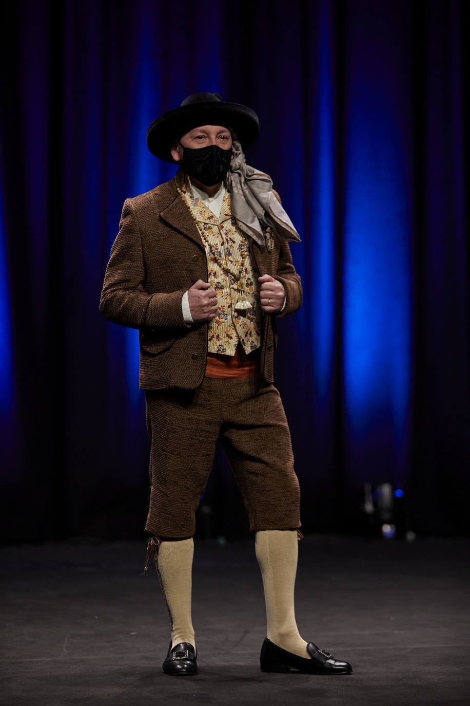 Los falleros y amantes de las tradiciones han revivido este fin de semana su pasión por la fiesta, ya que el Palacio de Congresos ha acogido la celebración del IV aniversario de la declaración de las Fallas como Patrimonio Inmaterial de la Humanidad. Este domingo, la pasarela se ha llenado de color con el Desfile de indumentaria fallera. 