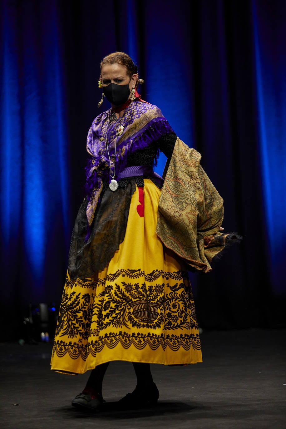 Los falleros y amantes de las tradiciones han revivido este fin de semana su pasión por la fiesta, ya que el Palacio de Congresos ha acogido la celebración del IV aniversario de la declaración de las Fallas como Patrimonio Inmaterial de la Humanidad. Este domingo, la pasarela se ha llenado de color con el Desfile de indumentaria fallera. 