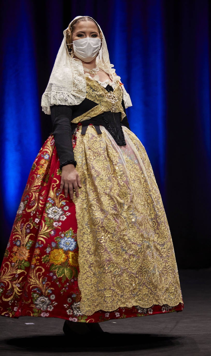 Los falleros y amantes de las tradiciones han revivido este fin de semana su pasión por la fiesta, ya que el Palacio de Congresos ha acogido la celebración del IV aniversario de la declaración de las Fallas como Patrimonio Inmaterial de la Humanidad. Este domingo, la pasarela se ha llenado de color con el Desfile de indumentaria fallera. 