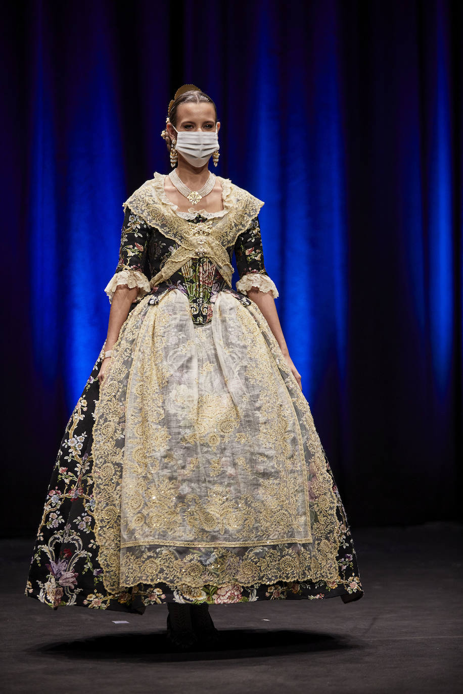 Los falleros y amantes de las tradiciones han revivido este fin de semana su pasión por la fiesta, ya que el Palacio de Congresos ha acogido la celebración del IV aniversario de la declaración de las Fallas como Patrimonio Inmaterial de la Humanidad. Este domingo, la pasarela se ha llenado de color con el Desfile de indumentaria fallera. 