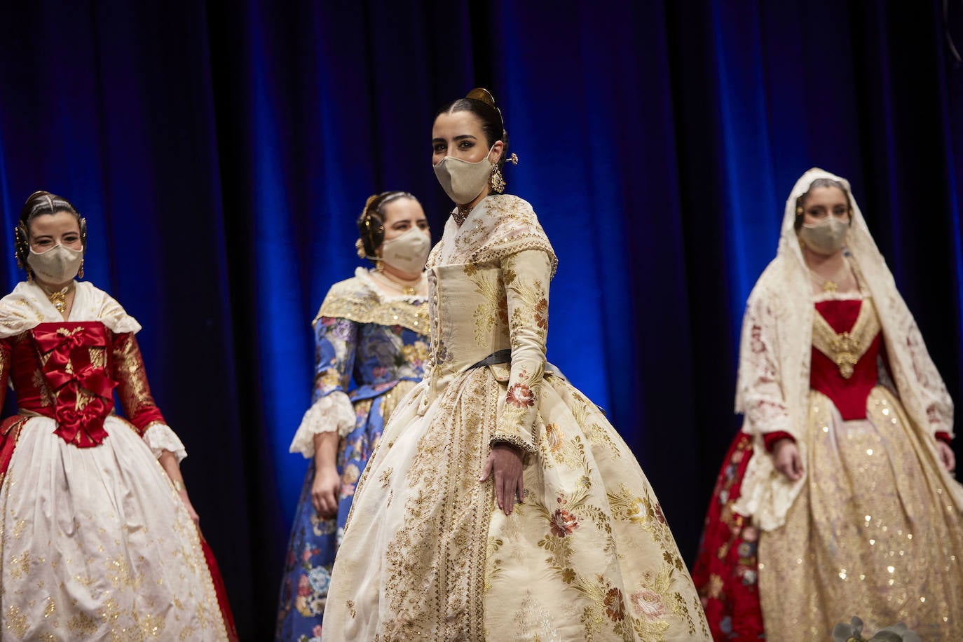 Los falleros y amantes de las tradiciones han revivido este fin de semana su pasión por la fiesta, ya que el Palacio de Congresos ha acogido la celebración del IV aniversario de la declaración de las Fallas como Patrimonio Inmaterial de la Humanidad. Este domingo, la pasarela se ha llenado de color con el Desfile de indumentaria fallera. 