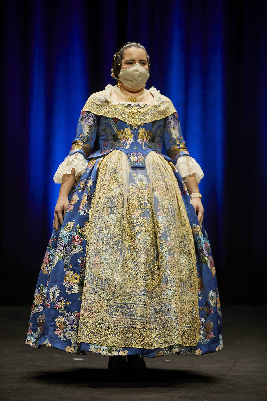 Los falleros y amantes de las tradiciones han revivido este fin de semana su pasión por la fiesta, ya que el Palacio de Congresos ha acogido la celebración del IV aniversario de la declaración de las Fallas como Patrimonio Inmaterial de la Humanidad. Este domingo, la pasarela se ha llenado de color con el Desfile de indumentaria fallera. 