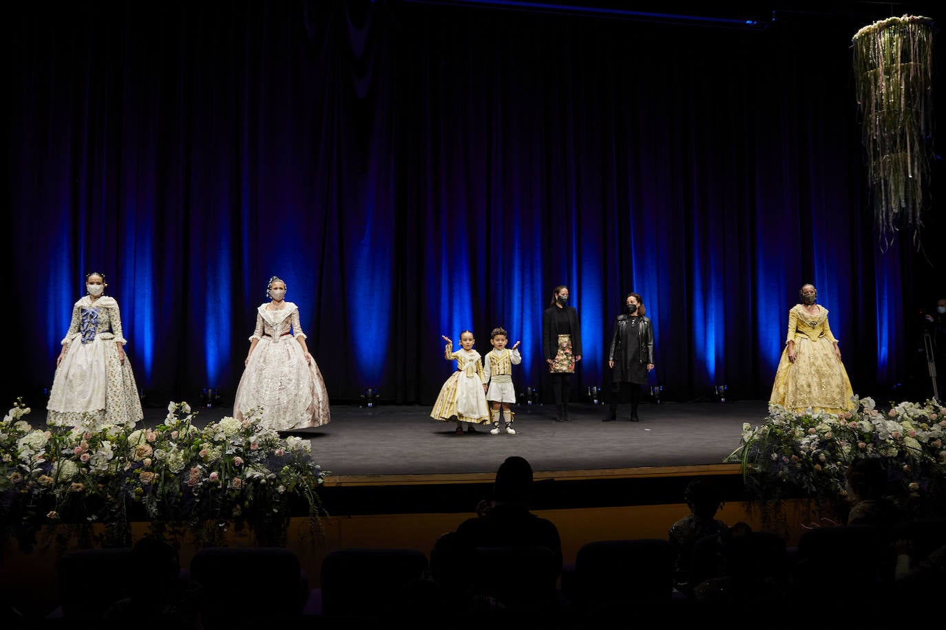 Los falleros y amantes de las tradiciones han revivido este fin de semana su pasión por la fiesta, ya que el Palacio de Congresos ha acogido la celebración del IV aniversario de la declaración de las Fallas como Patrimonio Inmaterial de la Humanidad. Este domingo, la pasarela se ha llenado de color con el Desfile de indumentaria fallera. 