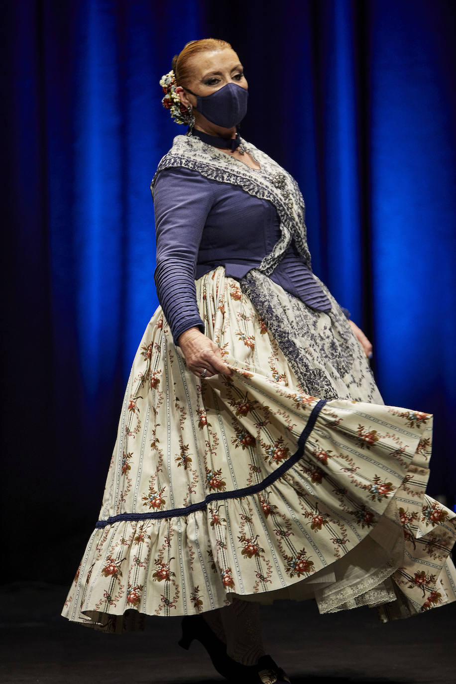 Los falleros y amantes de las tradiciones han revivido este fin de semana su pasión por la fiesta, ya que el Palacio de Congresos ha acogido la celebración del IV aniversario de la declaración de las Fallas como Patrimonio Inmaterial de la Humanidad. Este domingo, la pasarela se ha llenado de color con el Desfile de indumentaria fallera. 