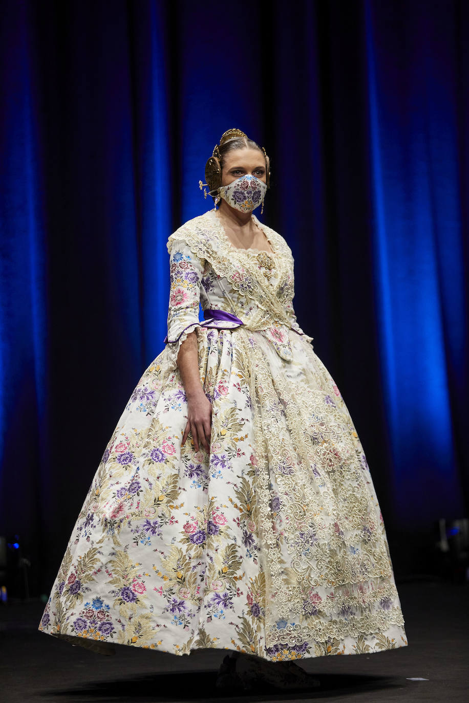 Los falleros y amantes de las tradiciones han revivido este fin de semana su pasión por la fiesta, ya que el Palacio de Congresos ha acogido la celebración del IV aniversario de la declaración de las Fallas como Patrimonio Inmaterial de la Humanidad. Este domingo, la pasarela se ha llenado de color con el Desfile de indumentaria fallera. 