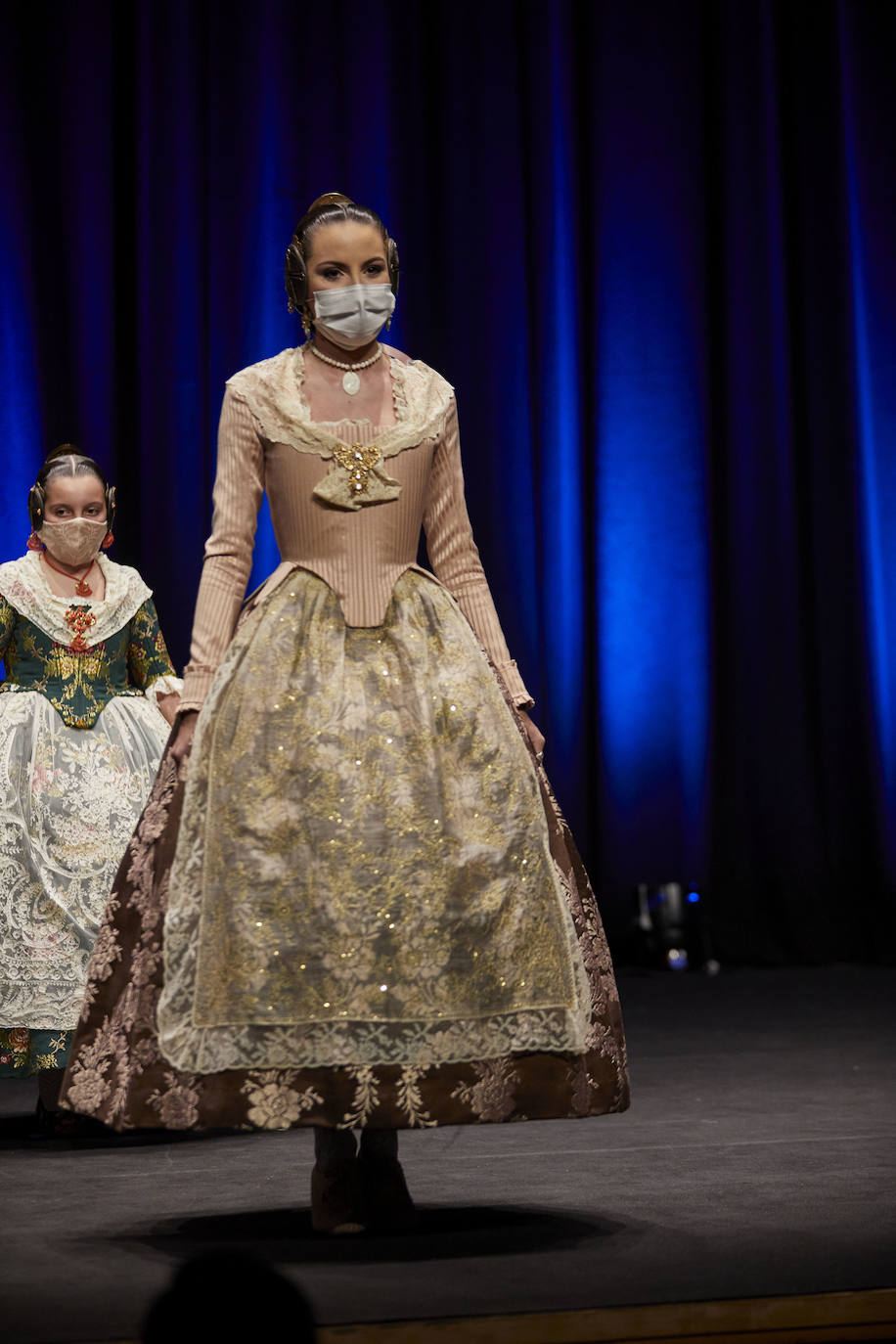 Los falleros y amantes de las tradiciones han revivido este fin de semana su pasión por la fiesta, ya que el Palacio de Congresos ha acogido la celebración del IV aniversario de la declaración de las Fallas como Patrimonio Inmaterial de la Humanidad. Este domingo, la pasarela se ha llenado de color con el Desfile de indumentaria fallera. 